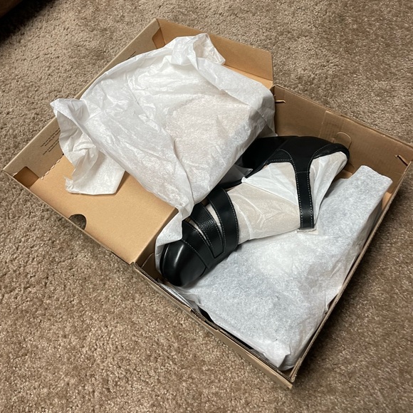 CLARKS EMILY DAISY BLACK LEATHER PUMP. NEW IN BOX. SIZE 11W. - Picture 4 of 10